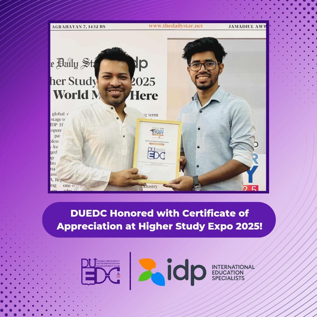 DUEDC receiving a certificate at Higher Study Expo 2025.